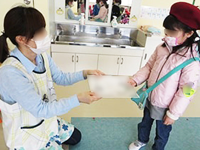 幼稚園と保育園の園児たちに向けた海の生物を学べる人気ゲームのキャンペーン認知拡大を狙ったお楽しみセットのサンプリング事例3