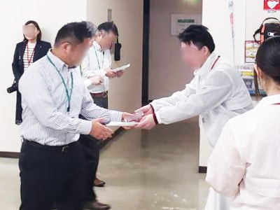 日頃から健康を気にする大手企業社員に向けたヨーグルト飲料のサンプリング事例1