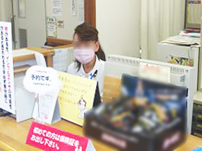 花粉症ピーク時期に耳鼻咽喉科の受付やカウンターで鼻や喉をスッキリさせるキャンディの設置サンプリング事例3