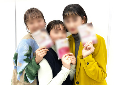 美容系専門学校の生徒達に向けた求人サロン検索リーフレットとシートマスクのサンプリング事例3