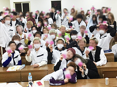 美容系専門学校の生徒達に向けた求人サロン検索リーフレットとシートマスクのサンプリング事例2