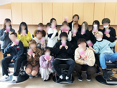 美容系専門学校の生徒達に向けた求人サロン検索リーフレットとシートマスクのサンプリング事例4