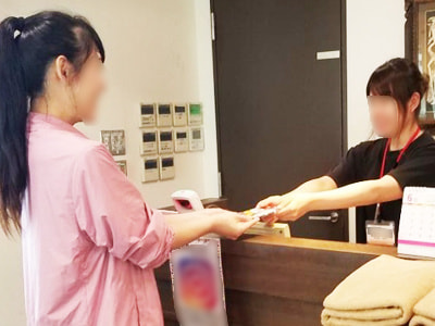美容健康意識が高いヨガスタジオ女性利用客に向けた美容と健康に効果が見込まれるチョコレートのサンプリング事例1