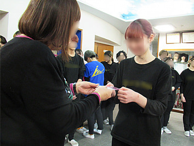 美容系専門学校の生徒達に向けた求人サロン検索リーフレットとシートマスクのサンプリング事例