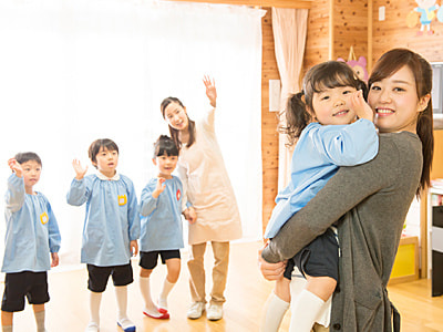 幼稚園や保育園の園児保護者に向けた大手化粧品メーカーの化粧水サンプリング事例1