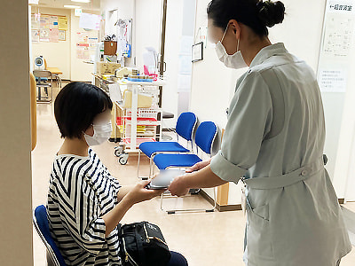 婦人科外来受診者と産後悪露がある女性に向けた大手メーカー最大サイズ夜用ナプキンのサンプリング事例1