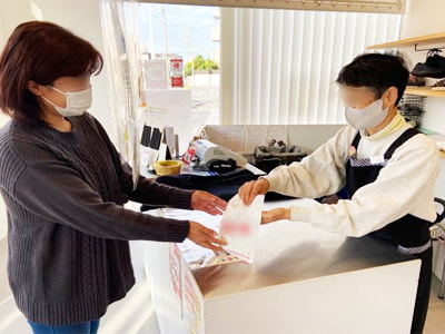家庭の購買動機に大きな影響力を持つ主婦層が利用するクリーニング店での日本酒のサンプリング事例2