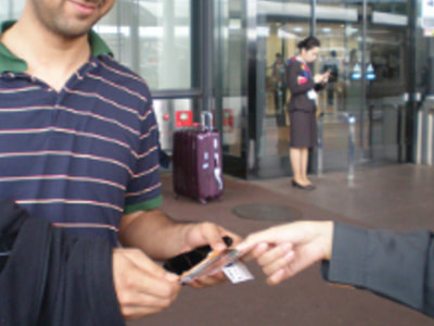 訪日外国人向けリムジンバス乗り場でのサンプリング