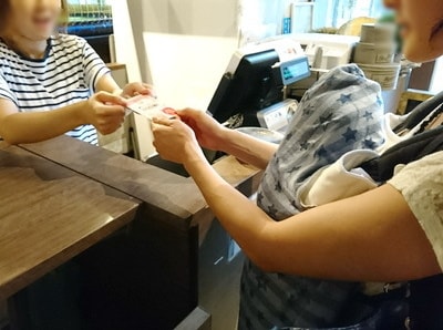 親子カフェでの子持ちママへのミネラルCCクリームサンプリング事例2
