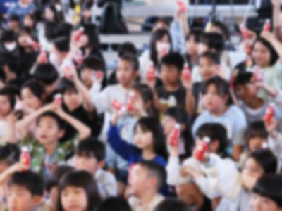 小学校の新入学お祝いとして乳酸菌飲料での体調管理をPRした新生活応援音楽イベント事例1