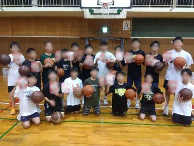 カフェ・レストランにおける有名ファッション誌と衣食住アイテムブランドのコラボ冊子設置事例