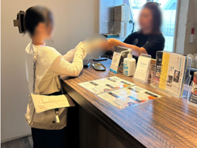 オーガニックカフェレストランでのオーツミルク飲料サンプリング事例1