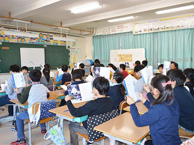 メーカー企業の地元小中高生への広告入りノートサンプリング事例