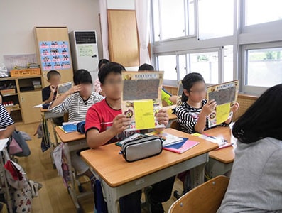 小学校の視力低下傾向にある児童に向けたアイケアに関する啓蒙冊子サンプリング事例3