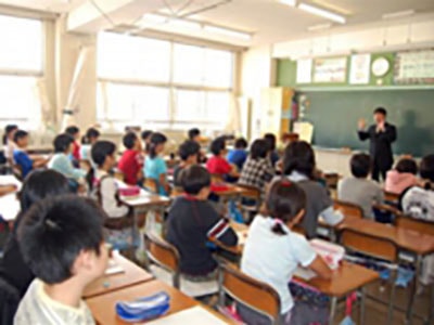 小学校の視力低下傾向にある児童に向けたアイケアに関する啓蒙冊子サンプリング事例4