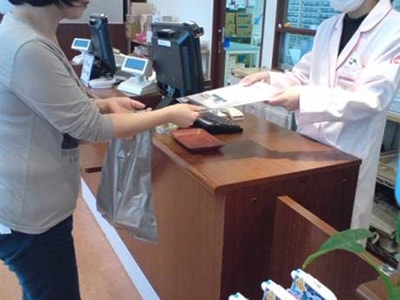 調剤薬局でのシニア向け情報交換サイト訴求冊子のサンプリング事例1