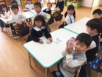 幼稚園でのアニメキャラクター飲料サンプリング事例4