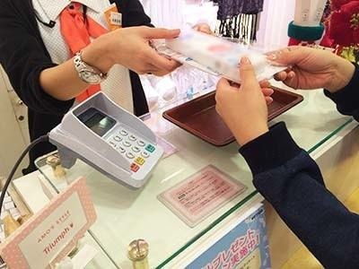 20代・30代女性に向けたデリケートゾーンケア商品のインナーショップでのサンプリング事例3