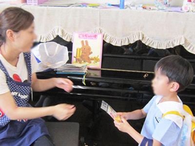 キッチンまわり用 万能テープ試供品の幼稚園サンプリング事例3