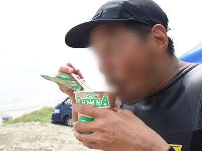 サーフショップでのカップラーメン試食サンプリング事例3