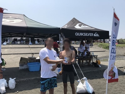 サーフショップでのカップラーメン試食サンプリング事例4
