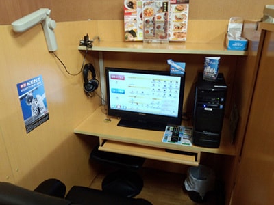 インターネットカフェでの個室ブースPOP設置・ポスター掲出