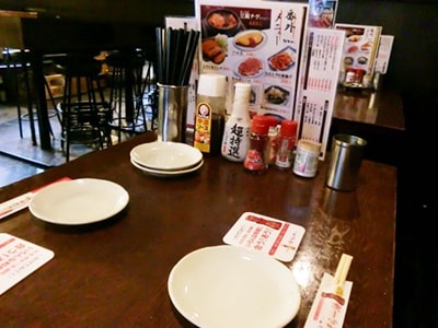 居酒屋でのごまラー油PRおよびタッチ&トライ事例4