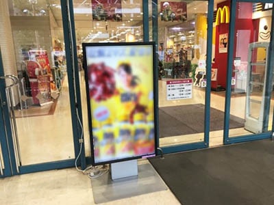 大手GMS店内の通過人数の多い主動線に設置されたモニターにて新発売のエナジードリンクのCMを放映し、認知拡大および購入意向の向上を図った。