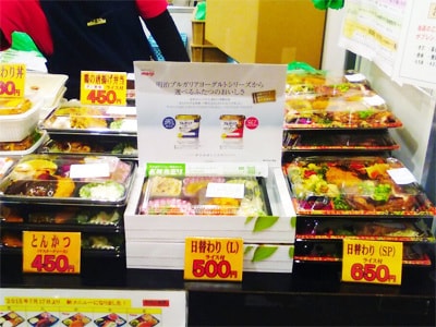 大型オフィス内弁当屋でのビジネスマン/OLに向けたヨーグルト製品サンプリング事例2