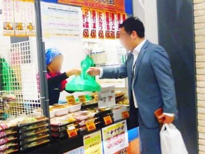 大型オフィス内弁当屋でのビジネスマン/OLに向けたヨーグルト製品サンプリング事例3