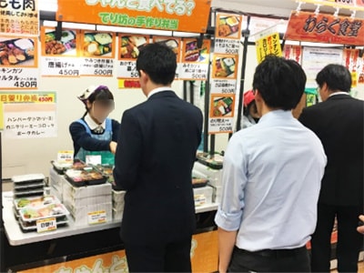 大型オフィス内弁当屋でのビジネスマン/OLに向けたヨーグルト製品サンプリング事例4