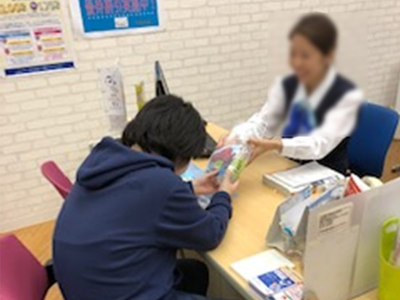 旅行代理店での中年層に向けた新コンディショニング飲料のサンプリング事例4