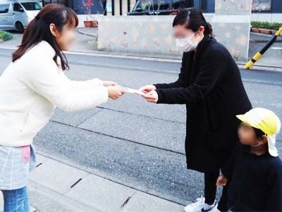 園児の保護者に向けた夕方までキレイな仕上がりを持続する化粧下地試供品のサンプリング事例1