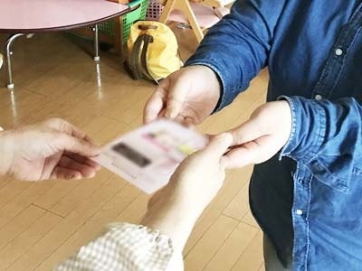 園児の保護者に向けた夕方までキレイな仕上がりを持続する化粧下地試供品のサンプリング事例4