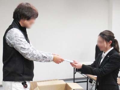 接客業系の専門学校における新社会人になる前の女子学生に向けたマウスウォッシュ試供品のサンプリング事例4