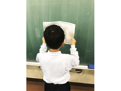 家電メーカーによる幼稚園と小学校児童に向けた外出時の安全対策ガイド冊子のサンプリング事例
