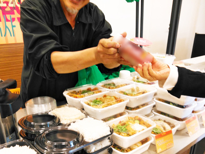 大型オフィスビル弁当テナントでのビジネスマンに向けた海外飲料メーカー製スムージーのサンプリング事例