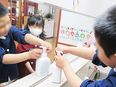 都内ガソリンスタンドでのドライバーに向けた災害時交通規制情報を掲載したボックスティッシュサンプリング事例2