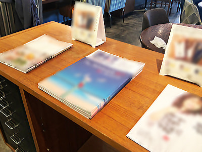 神奈川県内の集客スポットにおける大手ラジオ放送局発行情報紙のサンプリング&設置配布事例1