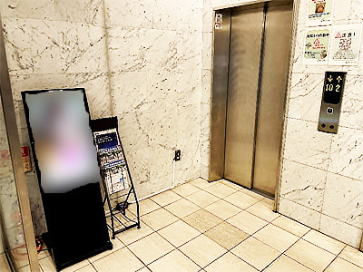 高所得世帯が多い高級マンションサイネージにおけるナンバーレスクレジットカードの認知拡大&キャンペーン告知映像放映事例4