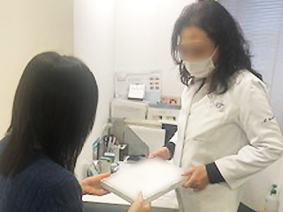 皮膚科に通院中の女性患者に向けた乳酸菌生まれのスキンケア試供品セットのサンプリング事例