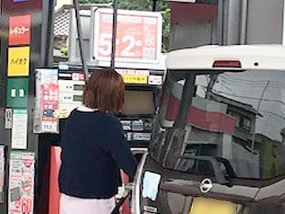 セルフガソリンスタンドにおける「交通事故ゼロ」を目指すまちの交通安全啓発映像放映事例1