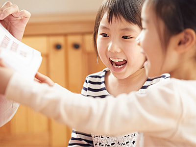 近隣幼稚園・保育園の園児に向けた大型ショッピングセンター内イベントのクーポン付きチラシの配布事例2