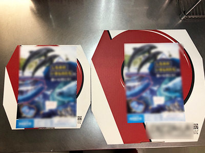 大手ピザチェーンでのピザBOXへの水族館特別割引券付きチラシ貼付け配布事例