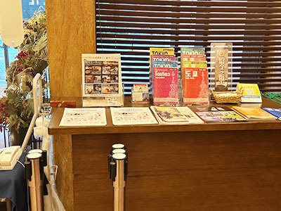 都内観光客やインバウンド客に向けた宿泊施設での物産展イベント告知チラシ設置サンプリング事例1