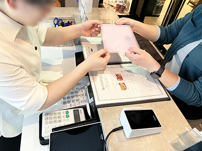 フェイシャル関連美容サロンでのまつ毛美容液のサンプリング事例1