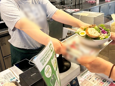 オーガニックカフェレストランにおける黒ゴマ味の栄養補助食品サンプリング事例2