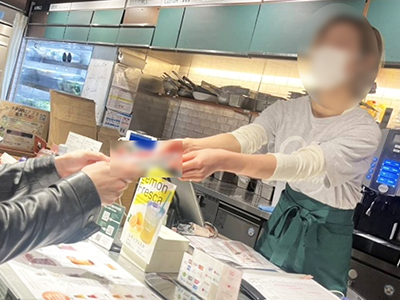 オーガニックカフェレストランにおける黒ゴマ味の栄養補助食品サンプリング事例1