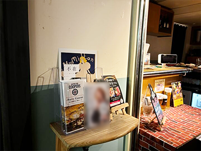 カフェ・レストランにおける有名ファッション誌と衣食住アイテムブランドのコラボ冊子設置事例4