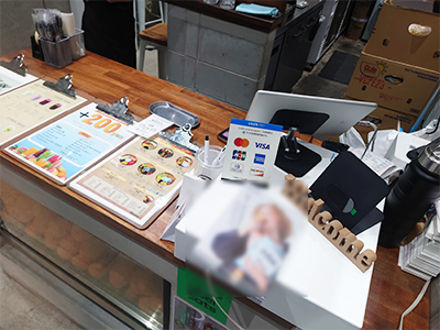 カフェ・レストランにおける有名ファッション誌と衣食住アイテムブランドのコラボ冊子設置事例2